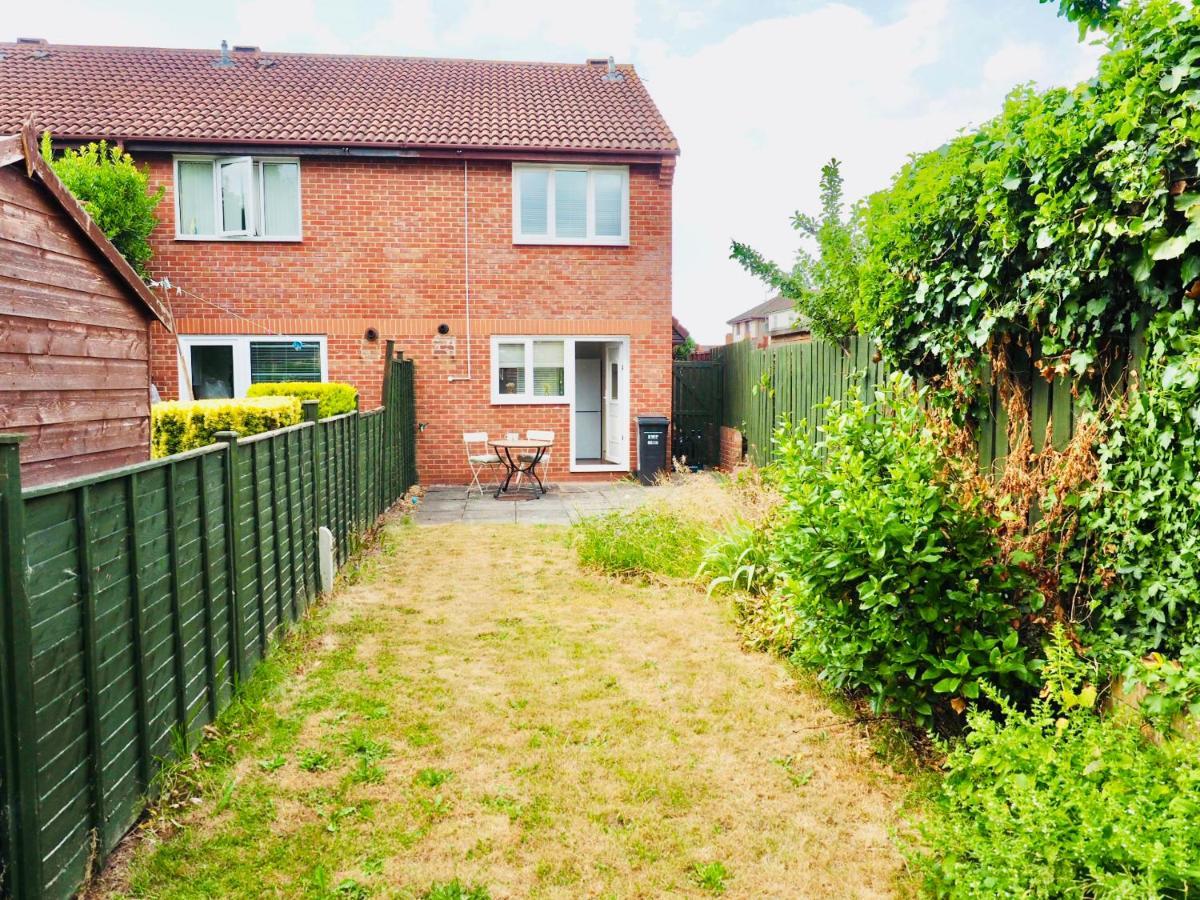 Free Parking 2 Bed With Garden, Fibre Wi-fi & Netflix Holiday home *